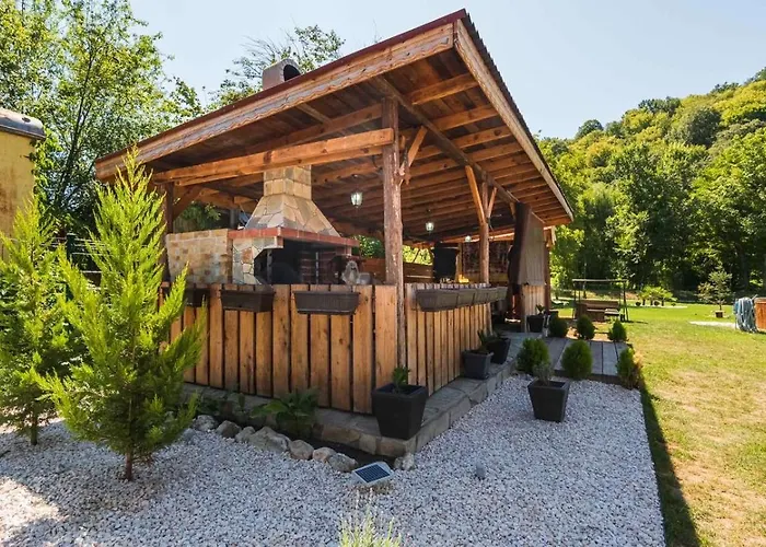 зеленият двор Mladezhko