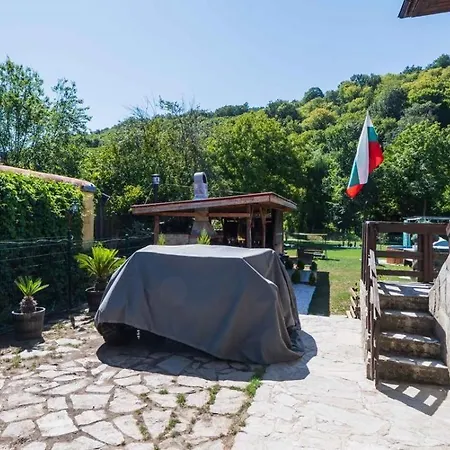 Holiday home зеленият двор